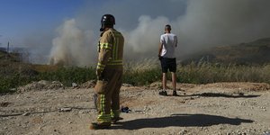 Ισραηλινοί παρακολουθούν τις ρουκέτες που πέφτουν από Παλαιστινίους στη Λωρίδα της Γάζας