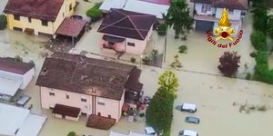 Πλημμύρα στην πόλη Τσεζένα της Ιταλίας ως αποτέλεσμα της σφοδρής κακοκαιρίας που πλήττει τη χώρα/ Φωτογραφία: Vigili del Fuoco via AP