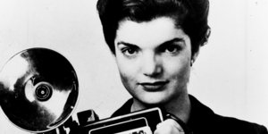 Η Τζάκι πριν γνωρίσει τον Κένεντι ήταν δημοσιογράφος