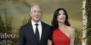 Ο Τζεφ Μπέζος και η Λόρεν Σάντσεζ αγκαζέ