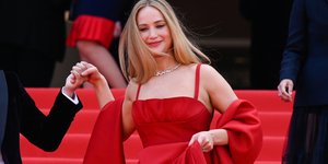 Η Τζένιφερ Λόρενς με σαγιονάρες στο κόκκινο χαλί του Φεστιβάλ Καννών