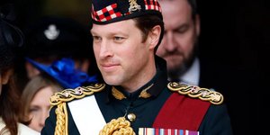 Επέστρεψε! Οι royal φαν ξετρελάθηκαν με τον τολμηρό ταγματάρχη του βασιλιά Καρόλου