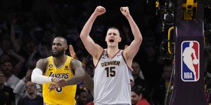 Ο Γιόκιτς πανηγυρίζει τη νίκη των Νάγκετς επί των Λέικερς και την πρόκριση στους τελικούς