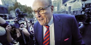 ρουντι τζουλιανι κοκκινη μπλε γραβατα 