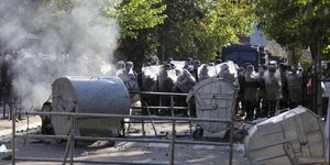 Αστυνομικοί σε θέση άμυνας στο Κόσοβο