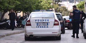 Περιπολικό μεταφέρει τον οδηγό του αυτοκινήτου που παρέσυρε την 12χρονη στην Καλλιθέα
