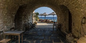 καμαρα μεσα ξαπλωστρες θαλασσα