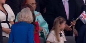 Η βασίλισσα Καμίλα πλάτη και η πριγκίπισσα Σάρλοτ