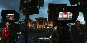Τηλεοπτικά συνεργεία έξω από το προεδρικό μέγαρο στην Τουρκία