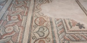 Ενα ψηφιδωτό δάπεδο με καρδιές