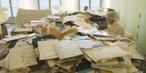 Ο Καρλ Λάγκερφελντ μέσα σε σωρούς από χαρτιά και βιβλία