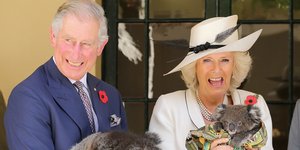 Ο Κάρολος και η Καμίλα κρατούν αγκαλιά κοάλα