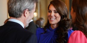 Κέιτ Μίντλετον: Με μπλε φόρεμα στη δεξίωση της στέψης του Καρόλου -Πόσο κόστισε 