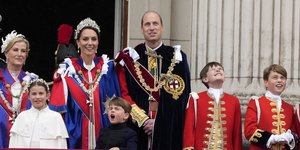 Τα κρυφά μηνύματα στα ρούχα & το στιλ της βασιλικής οικογένειας