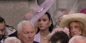 Η τραγουδίστρια Κέιτι Πέρι στην τελετή στέψης του βασιλιά Καρόλου