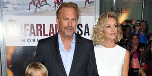 Ο Kevin Costner και η Christine Baumgartner με τα παιδιά τους σε παλαιότερη φωτογραφία 