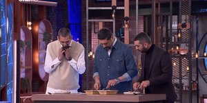 o Σωτήρης Κοντιζάς φτύνει το φαγητό
