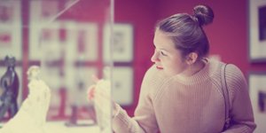 Περιήγηση στο μουσείο με κινητό στο χέρι 