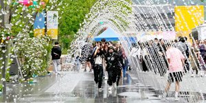 περνανε κατω απο συντριβανι 