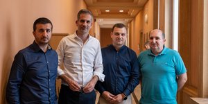 Ο Κώστας Μπακογιάννης με τον γιο και τον αδερφό του Φρέντη Μπελέρη και τον Πρόεδρο της Ένωσης Χειμαρριωτών Θεόδωρο Γκούμα