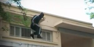 Κουκουλοφόροι πηδούσαν από ταράτσα σε ταράτσα για να ξεφύγουν