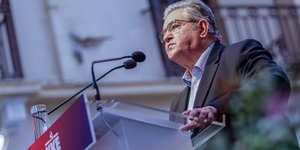Δημήτρης Κουτσούμπας διαφανο ποντιουμ
