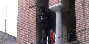 Κουκουλοφόροι πηδούσαν από ταράτσα σε ταράτσα για να ξεφύγουν