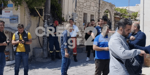 Πολίτες στον δρόμο μετά τον σεισμό στην Κρήτη