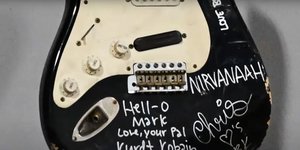 Σπασμένη κιθάρα του Κερτ Κομπέιν πωλήθηκε για 595.000 δολάρια