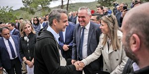 Ο Κυριάκος Μητσοτάκης χαιρετά πολίτες