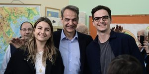 Ο Κυριάκος Μητσοτάκης άσκησε το εκλογικό του δικαίωμα με την κόρη του Δάφνη και τον γιο του Κωνσταντίνο