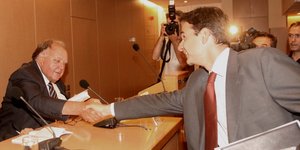 Ο Κυριάκος Μητσοτάκης χαιρετά τον Θεόδωρο Πάγκαλο