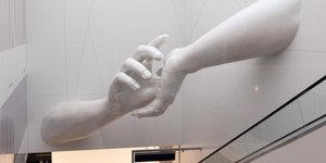 λευκα χερια στους τοίχους 