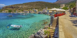 λιμενι κοκκινες καρεκλες καφε