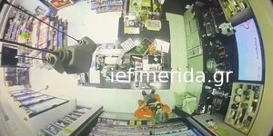 Η στιγμή που ληστής εισβάλλει σε βενζινάδικο στη Γλυφάδα