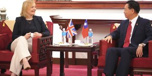 Η Λιζ Τρας στην Ταϊβάν, σε συνάντηση με τον ΥΠΕΞ της χώρας/ Φωτογραφία: Taiwan Ministry of Foreign Affairs via AP