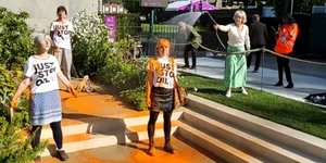 Ακτιβιστές πέταξαν πορτοκαλί μπογιά σε κήπο στο Λονδίνο