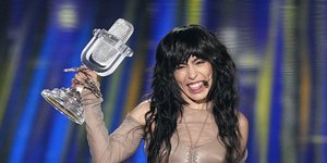 Η Loreen από τη Σουηδία με το τρόπαιο μετά τη νίκη της στον Μεγάλο Τελικό του Διαγωνισμού Τραγουδιού της Eurovision στο Λίβερπουλ της Αγγλίας 