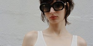 Πώς το λευκό μπλουζάκι μετατρέπεται σε πολυτελές κομμάτι της γκαρανταρόμπας 