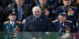 O Αλεξάντερ Λουκασένκο με βετεράνους του πολέμου