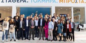 O Παύλος Μαρινάκης με στελέχη της ΝΔ στο εκλογικό περίπτερο