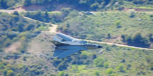 Μαχητικό διασχίζει χαράδρα 