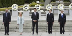 Οι πρωθυπουργοί Ιταλίας και Καναδά, Μελόνι και Τριντό, με άλλους ηγέτες στη σύνοδο της G7 στην Ιαπωνία