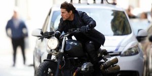 τομ κρουζ πανω σε μηχανη 