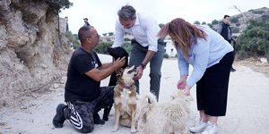 O Kυριάκος Μητσοτάκης στο καταφύγιο ζώων του Τάκη, στην Ιεράπετρα