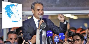 Ο Κυριάκος Μητσοτάκης έξω από τα γραφεία της ΝΔ μετά της νίκη στις εκλογές 2023