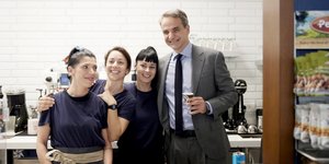 Περισσεύουν τα χαμόγελα στην επιστροφή του Κ. Μητσοτάκη στα κεντρικά γραφεία της ΝΔ