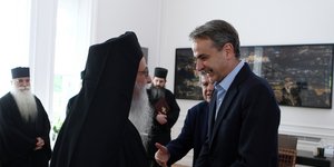 Χειραψία Μητσοτάκη με τον επικεφαλής του Αγίου Ορους