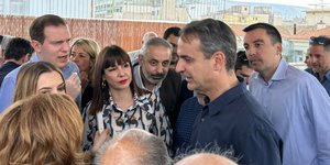 Ο Κυριάκος Μητσοτάκης στον χαλαρό καφέ με πολιτικούς συντάκτες