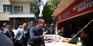 Ο Κυριάκος Μητσοτάκης επισκέπτεται το εκλογικό περίπτερο του ΣΥΡΙΖΑ κατά την περιοδεία του στην Κυψέλη/ Φωτογραφία: EUROKINISSI